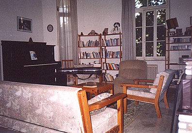 living room prior to being decorated